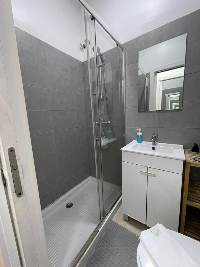 Antique M1 R1 - Amazing Double Room With Shared Bathroom In Marques Pombal Lisboa Kültér fotó